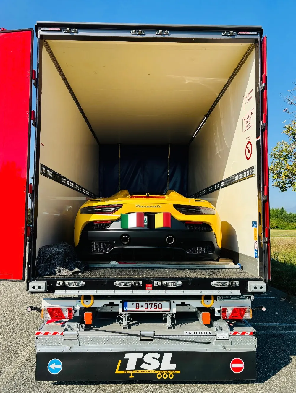 Een supercar veilig ingeladen in een gesloten boxtrailer van Malatra BV