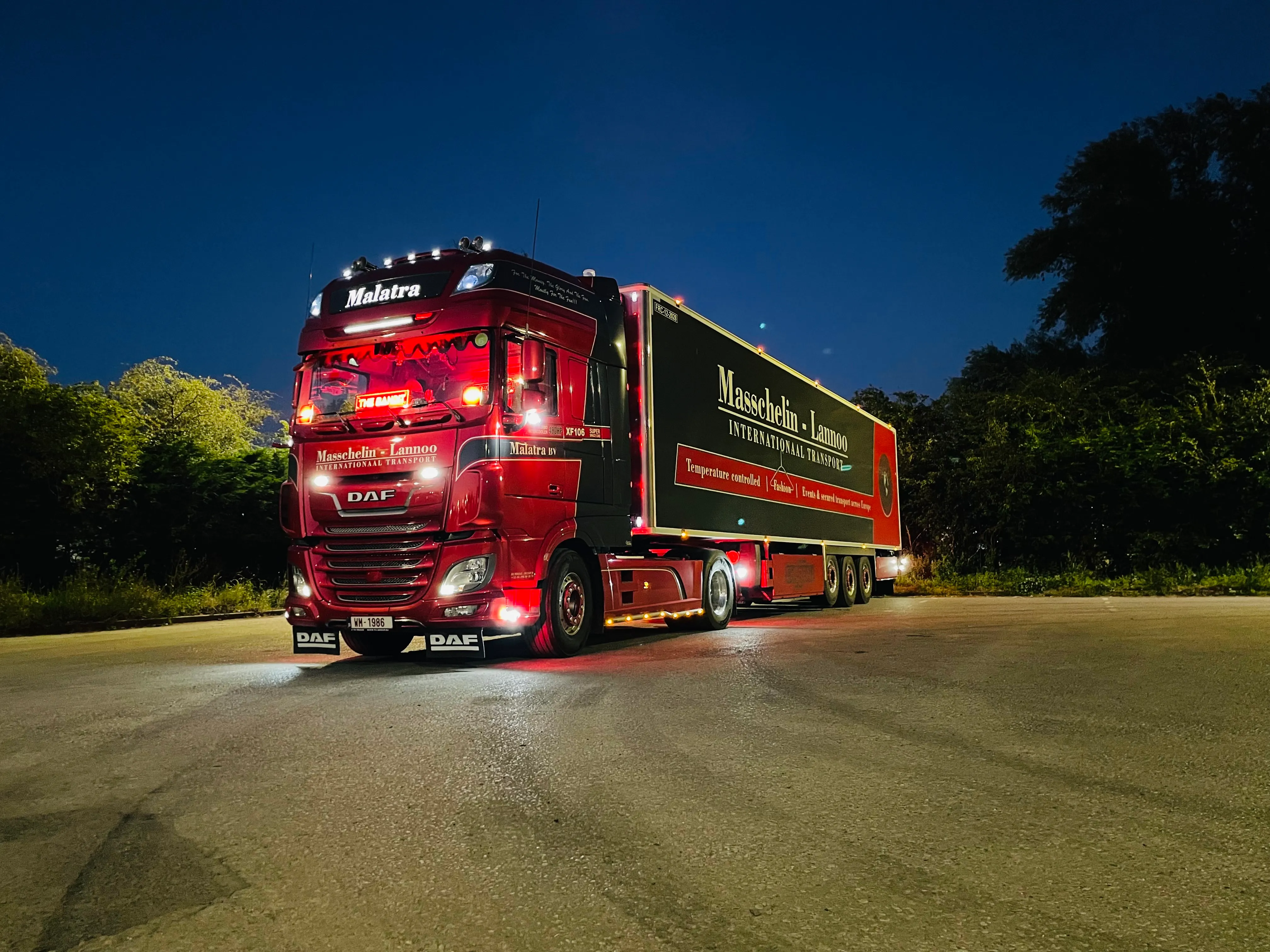 Malatra-trekker met koelwagentrailer, nachtopname op een verlaten weg