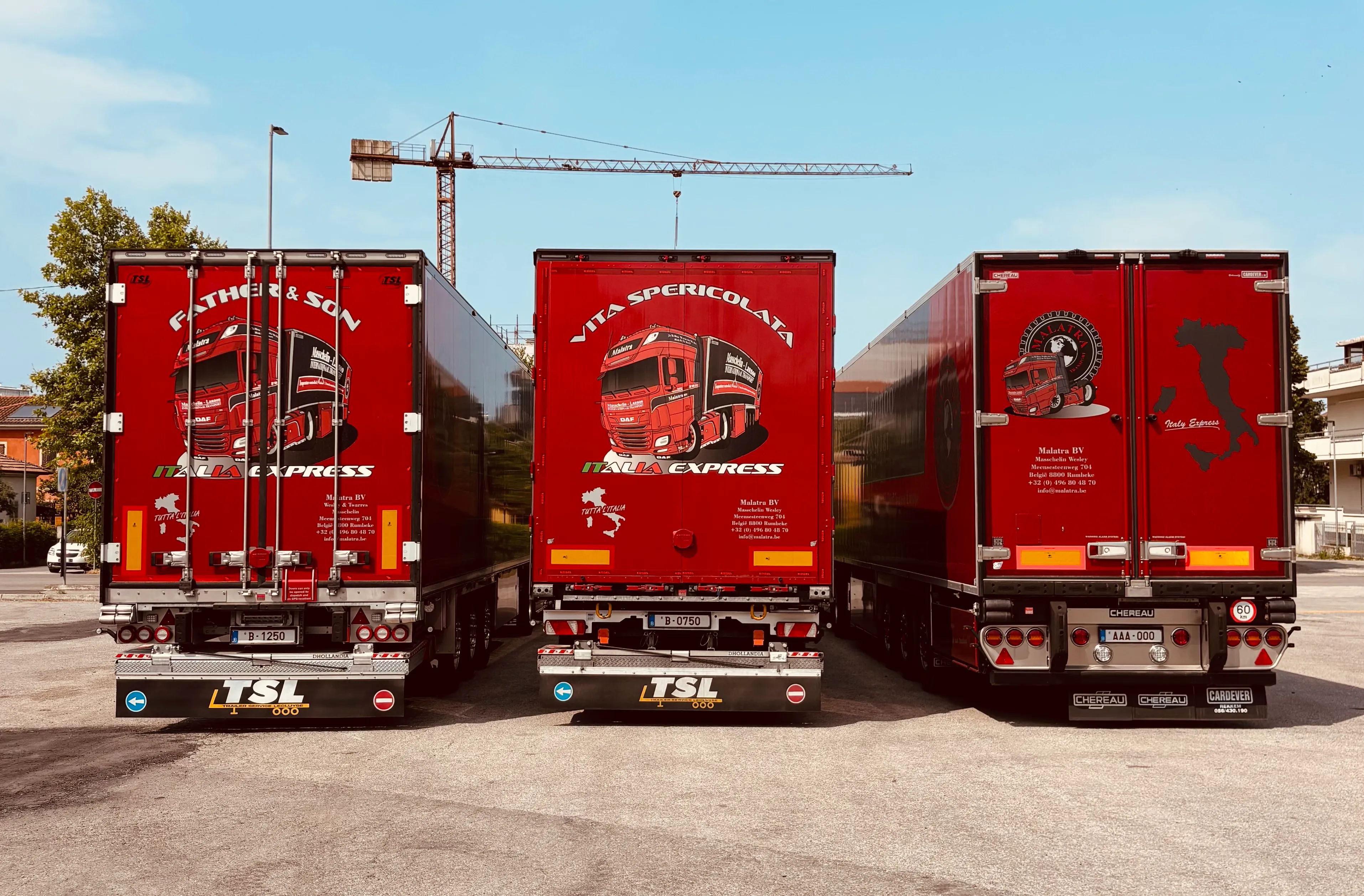 Drie Malatra-trailers naast elkaar geparkeerd, met de opschriften Father & Son, Vita Spericolata en Italy Express