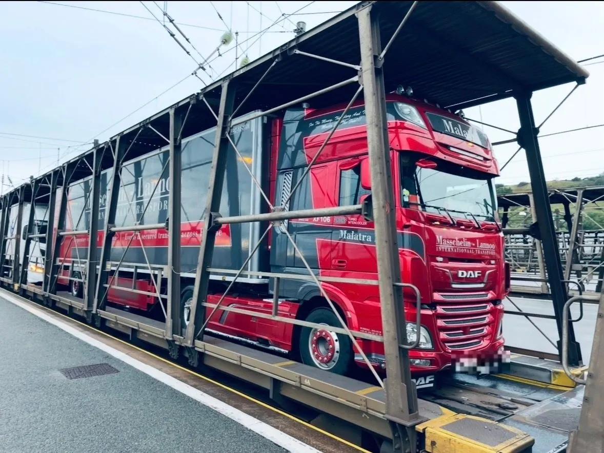 Malatra-trekker met trailer aan boord van een treinshuttle voor gecombineerd vervoer