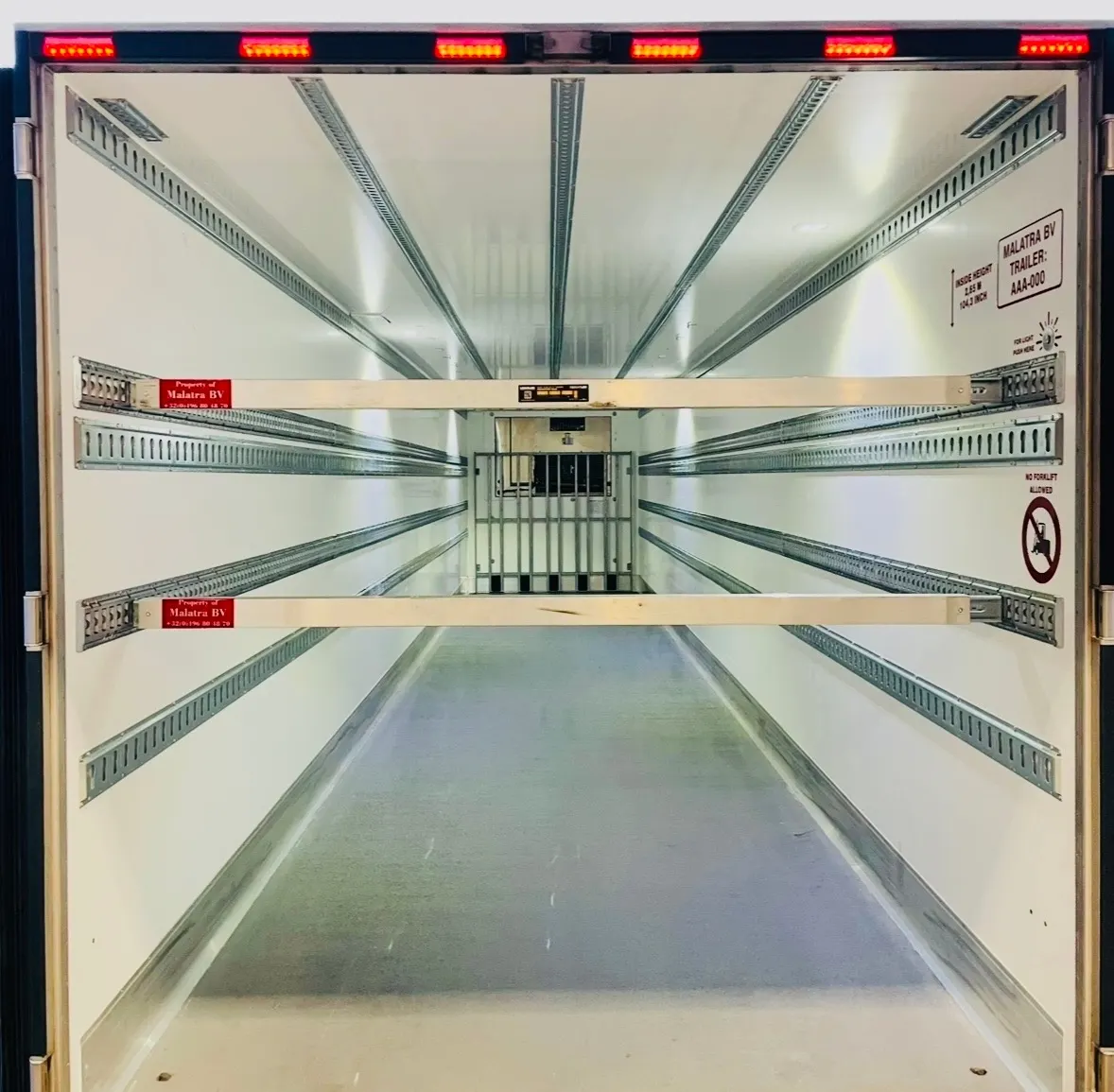 Lege koelwagen van Malatra, klaar om hangende confectie of temperatuurgevoelige lading te laden