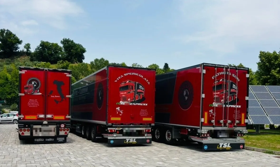 Drie Malatra-trailers achteraan naast elkaar geparkeerd op een bedrijfsterrein