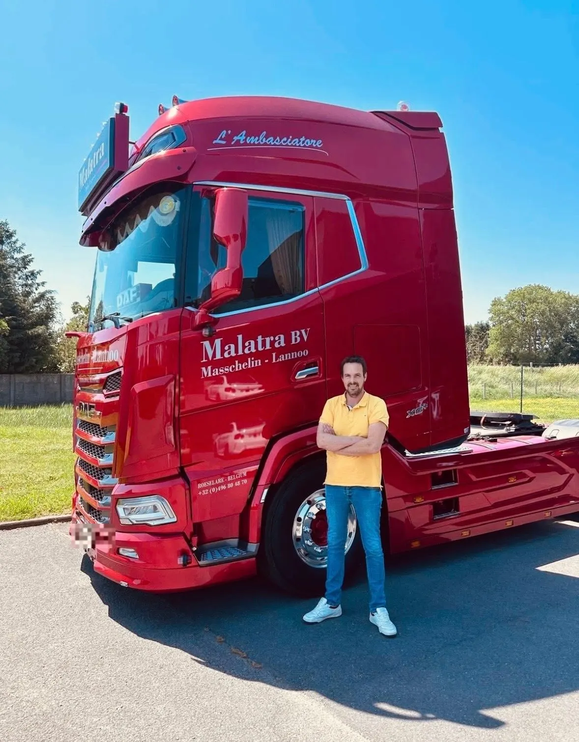 Wesley Masschelin poseert voor de neus van de Malatra-trekker L'Ambasciatore