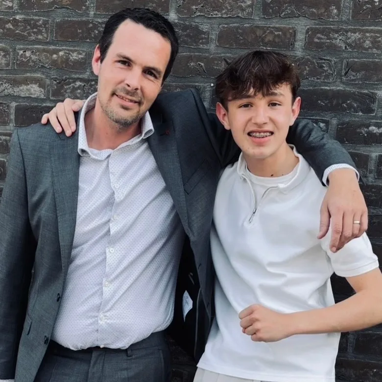 Wesley Masschelin en zoon Twarres, zij aan zij op een familieportret